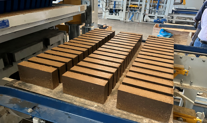 A macchina di fabbricazione di mattoni ZN1500 cumpletamente automatica permette à u cliente di a Cina orientale in l'utilizazione di risorse di fangu